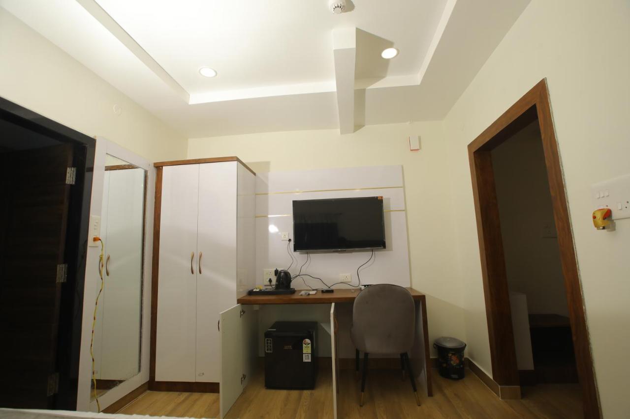 Готель Radha Rani Residency Khammam Екстер'єр фото